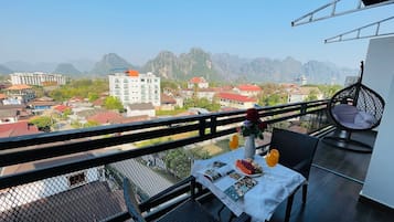 Deluxe suite, uitzicht op bergen | Terras