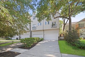 Exterior - 3-bedroom retreat- MD Anderson walkable. Medical Center/NRG stadium all nearby (Houston)