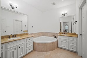 Bathroom - 3-bedroom retreat- MD Anderson walkable. Medical Center/NRG stadium all nearby (Houston)