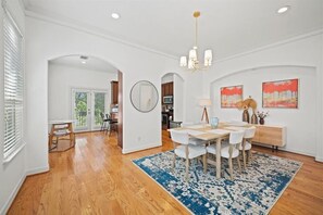 Dining - 3-bedroom retreat- MD Anderson walkable. Medical Center/NRG stadium all nearby (Houston)