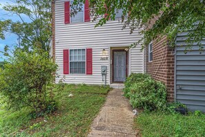 Unclassified image, 2 of 33, button - Lovely townhome in Washington with cool AC for your stay (Washington)