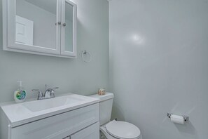 Unclassified image, 5 of 33, button - Lovely townhome in Washington with cool AC for your stay (Washington)