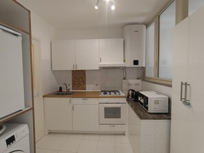 Cafetera/tetera, refrigerador, microondas, horno