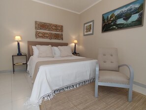 Tabla de planchar con plancha, wifi y ropa de cama 