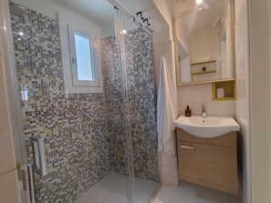 Ducha, secador de pelo, toallas