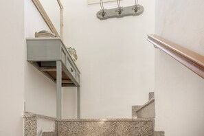 A staircase with granite steps leading up to a landing. - Apartment 'La Chicca Nel Barocco' with Balcony, Wi-Fi, and Air Conditioning (Modica)