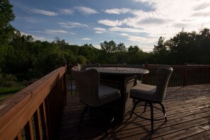 Outdoor dining - Private 10-Acre Retreat: Creek, Fire Pit, Boat Parking, Min to Downtown Boyne (Boyne City)