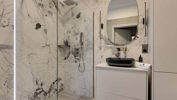 Deluxe Apartment, Patio, Garden View | Bathroom