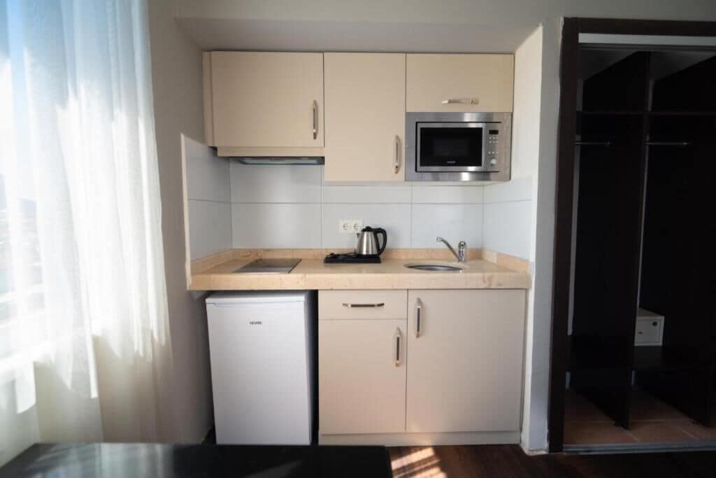 Standard Room, Balcony | Private kitchen