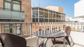 Studio, Balcony, City View | Outdoor dining