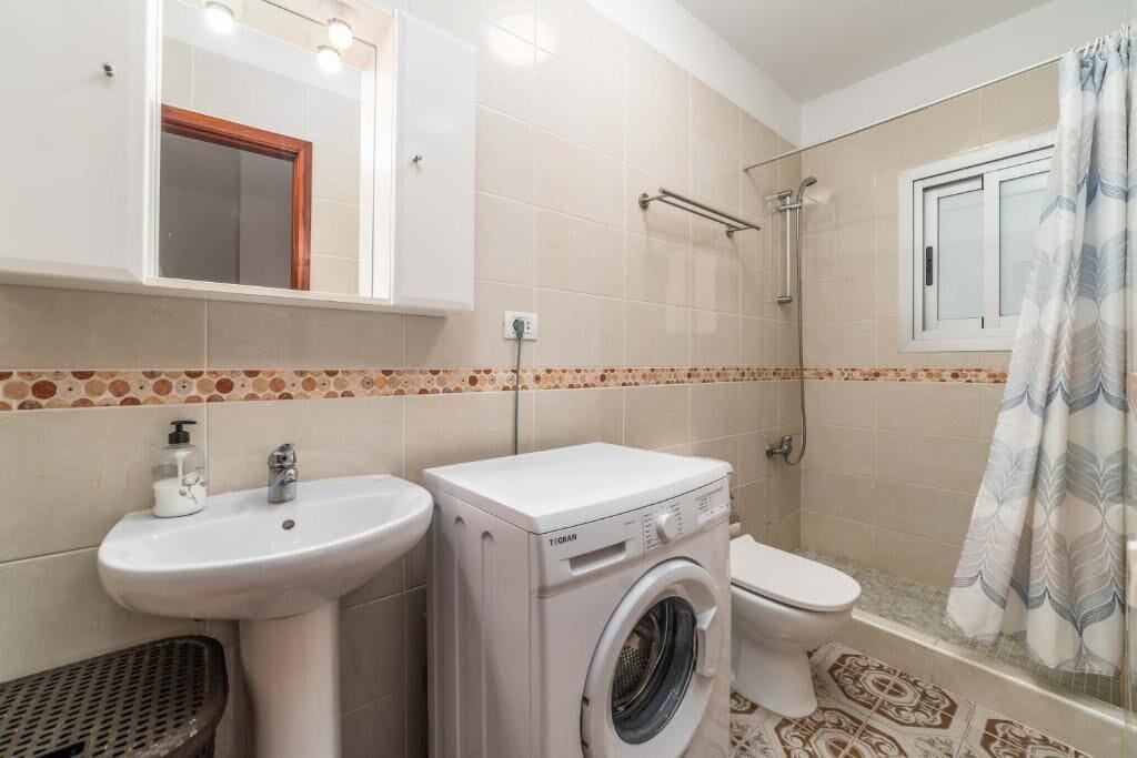 Departamento, balcón, vista a la ciudad | Baño