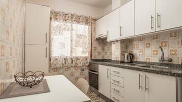 Apartment, Balcony, City View | Private kitchen | Electric kettle