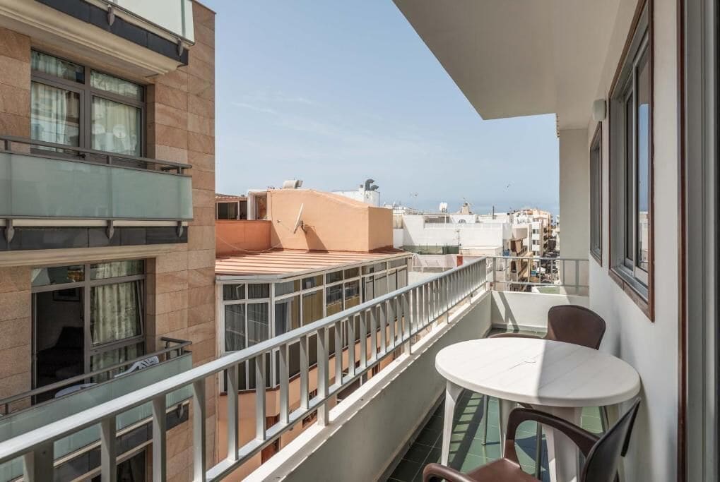 Departamento superior, balcón, vista a la ciudad | Restaurante al aire libre