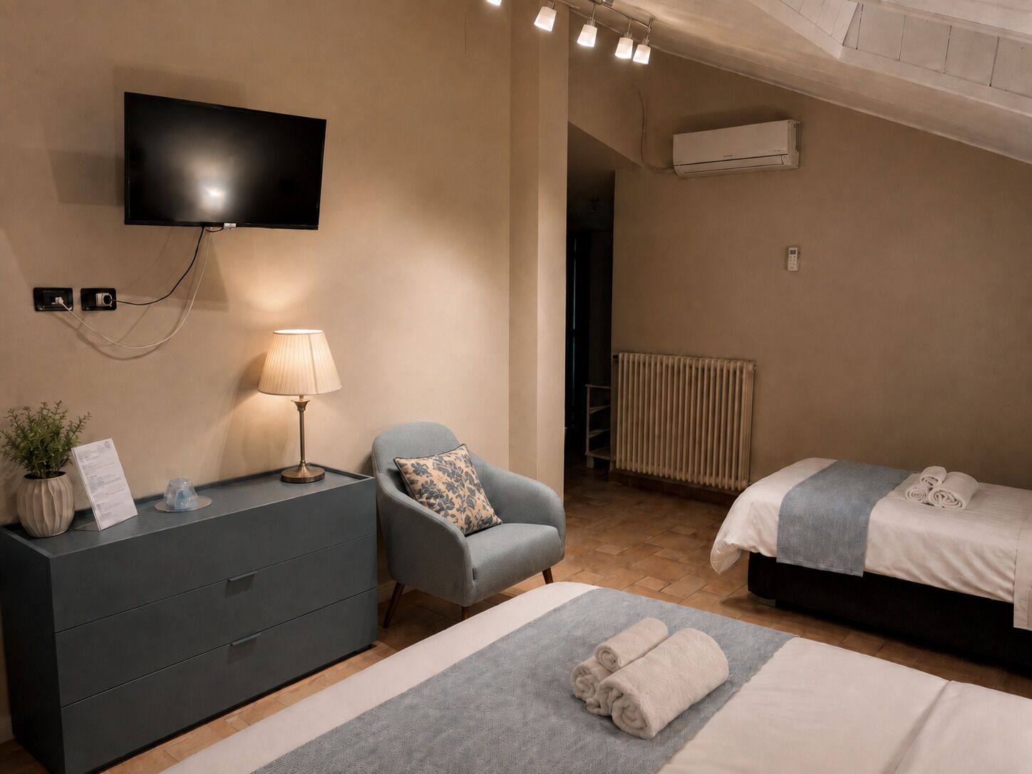 Iron/ironing board, WiFi, bed sheets