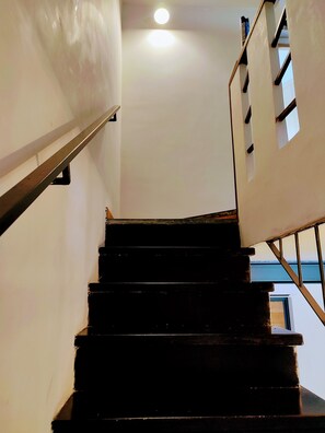 Eine Treppe mit Geländer und einer Zwischenplattform.