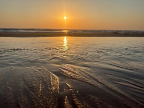 A beach scene with the sun reflecting on the water. - Lou Pignada—Veranda, private garden—bicycles available, and the beach is 6 minutes away (Mimizan)