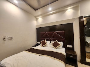 Deluxe-Doppelzimmer, Stadtblick | Badezimmer | Dusche, Handtücher, Shampoo, Toilettenpapier