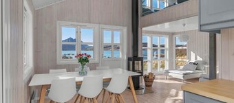 Oceanview Cabin Sleeps 6 - Sauna - Private Terrace