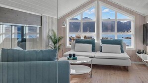 Unclassified image, 5 of 12, button - Oceanview Cabin Sleeps 6 - Sauna - Private Terrace (Bø)