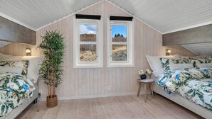 Unclassified image, 2 of 12, button - Oceanview Cabin Sleeps 6 - Sauna - Private Terrace (Bø)