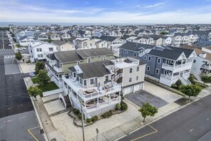 Un quartier résidentiel composé de plusieurs maisons à deux étages, d’un parking et offrant une vue dégagée sur l’océan.