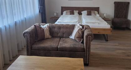 Lovingly renovated farmhouse for 2–8 people. 3 km from Bayernpark.
