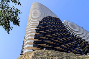 A modern building with a curved facade and a series of balconies. - SUNSET SAILORS cozy apartment (Benidorm)