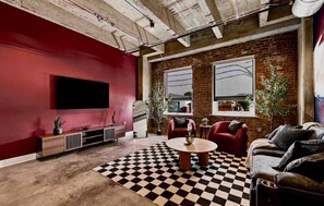 1 bedroom, Internet - Modern KC Crossroads Loft With Rooftop Bar and Spa (Kansas City)