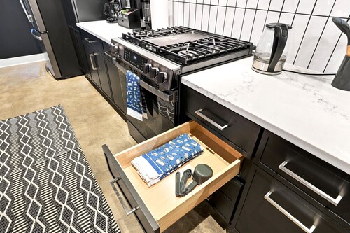 Spacious KC 3BR Loft With Rooftop Bar and Spa