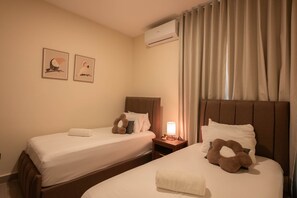 A hotel room with two beds, a nightstand with a lamp, and an air conditioning unit. - NOK Modern 3BR Townhouse in Punta Cana (Punta Cana)