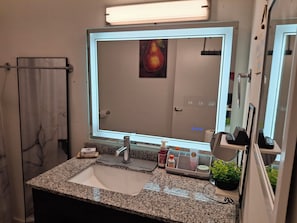 Dusche, Bidet, Handtücher, Toilettenpapier
