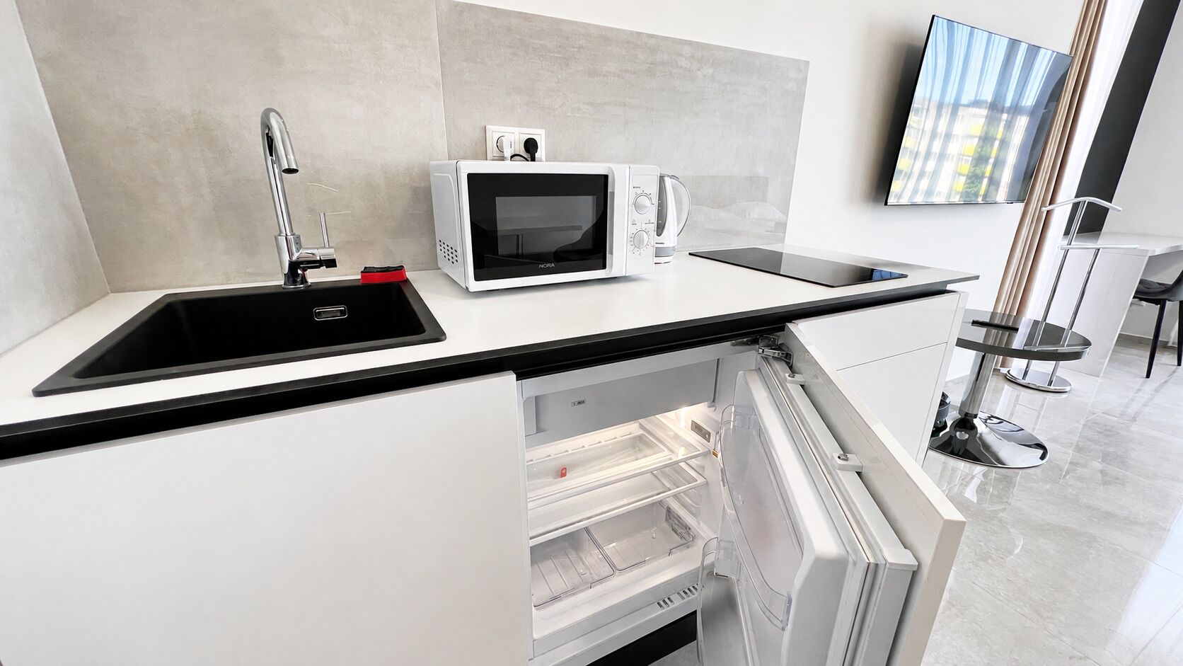 Frigorífic, microones, placa de cuina i rentaplats 