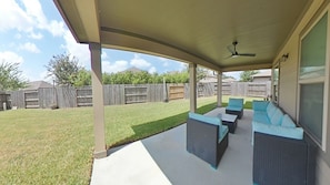 A covered patio with outdoor furniture and a ceiling fan. - 3 Bedrooms w/4 Beds | Home Theater | Massage Bed (Houston)