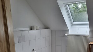 Shower, towels - Apartment 'Jagdhaus An Der Nemitzer Heide' with Wi-Fi (Prezelle)