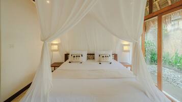 Superior Villa | Desk, laptop workspace, free WiFi
