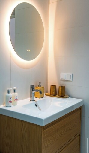 Comfort tweepersoonskamer | Badkamer | Een douche, handdoeken, zeep, shampoo