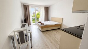Quarto de hotel moderno com cama, escrivaninha e vista para o exterior.