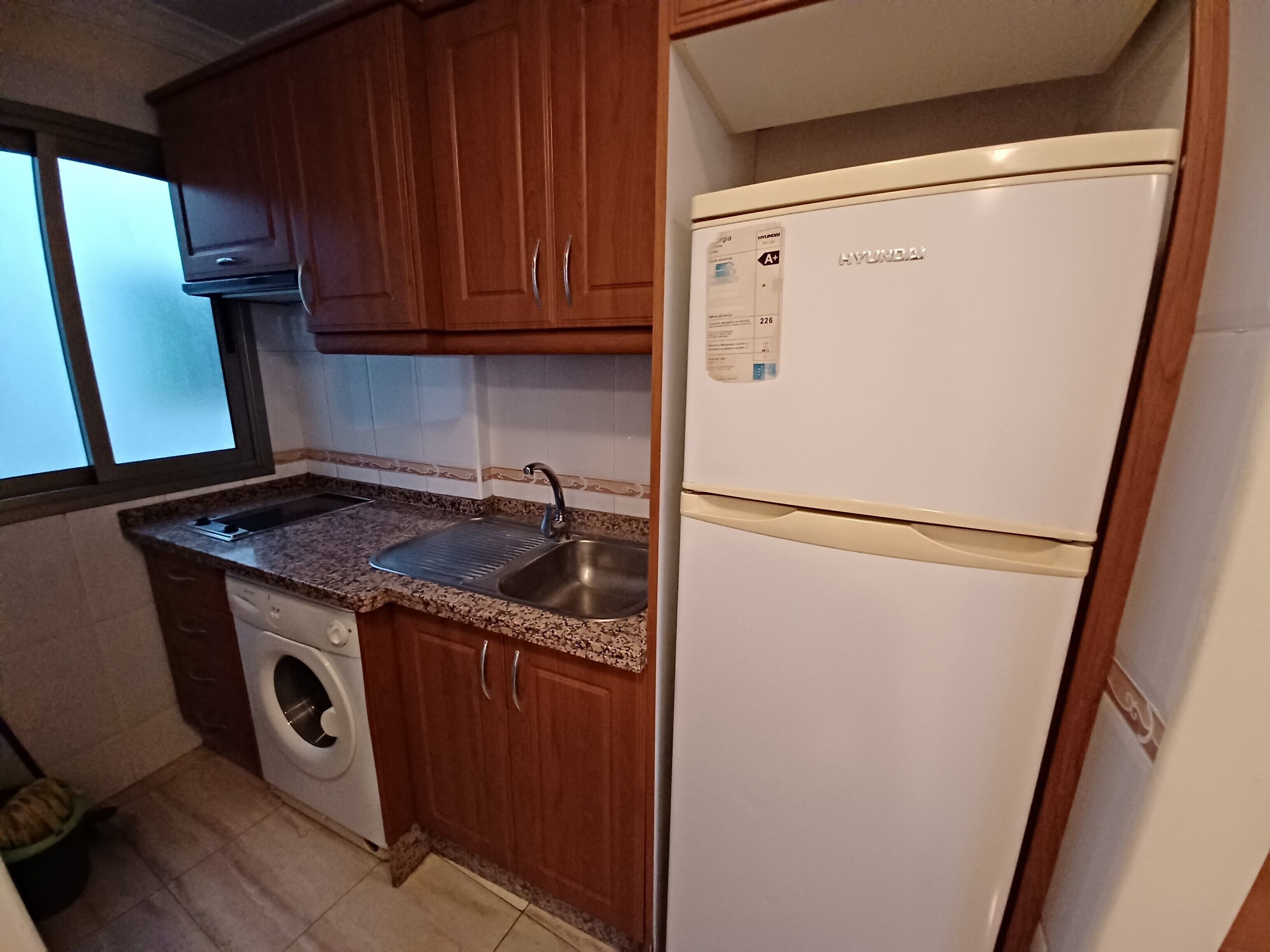 Wasserkocher mit Kaffee-/Teezubehör, Kühlschrank, Mikrowelle, Herdplatte