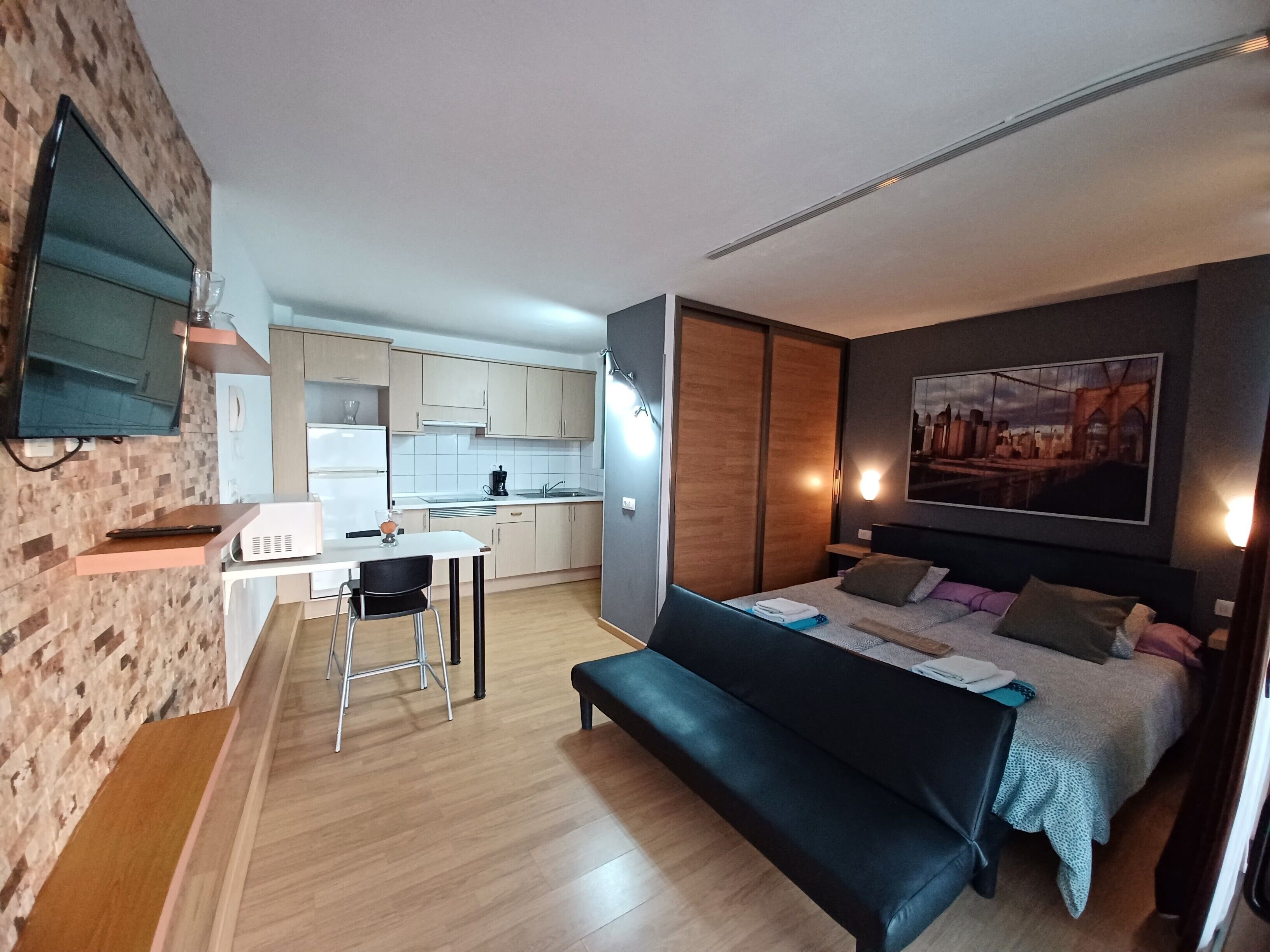 Een strijkplank/strijkijzer, wifi, beddengoed