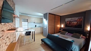Een strijkplank/strijkijzer, wifi, beddengoed