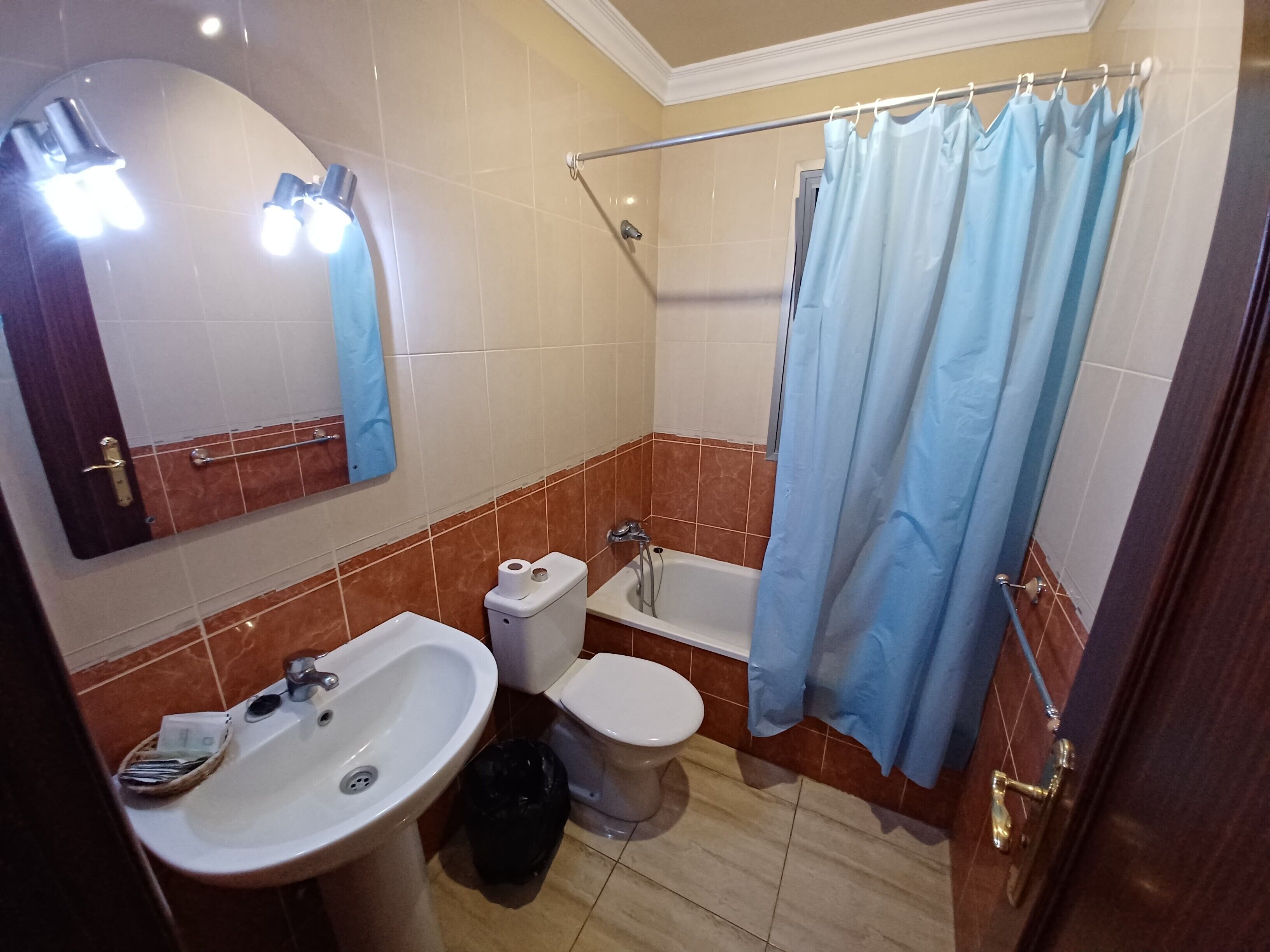 Un baño con lavamanos, inodoro y bañera.