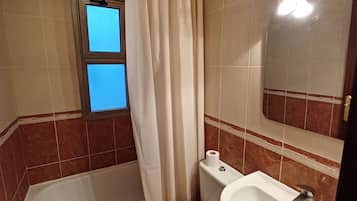 Een douche, een haardroger, handdoeken