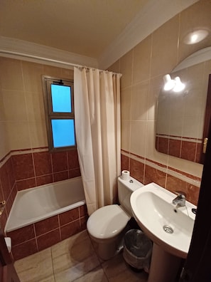 Een douche, een haardroger, handdoeken