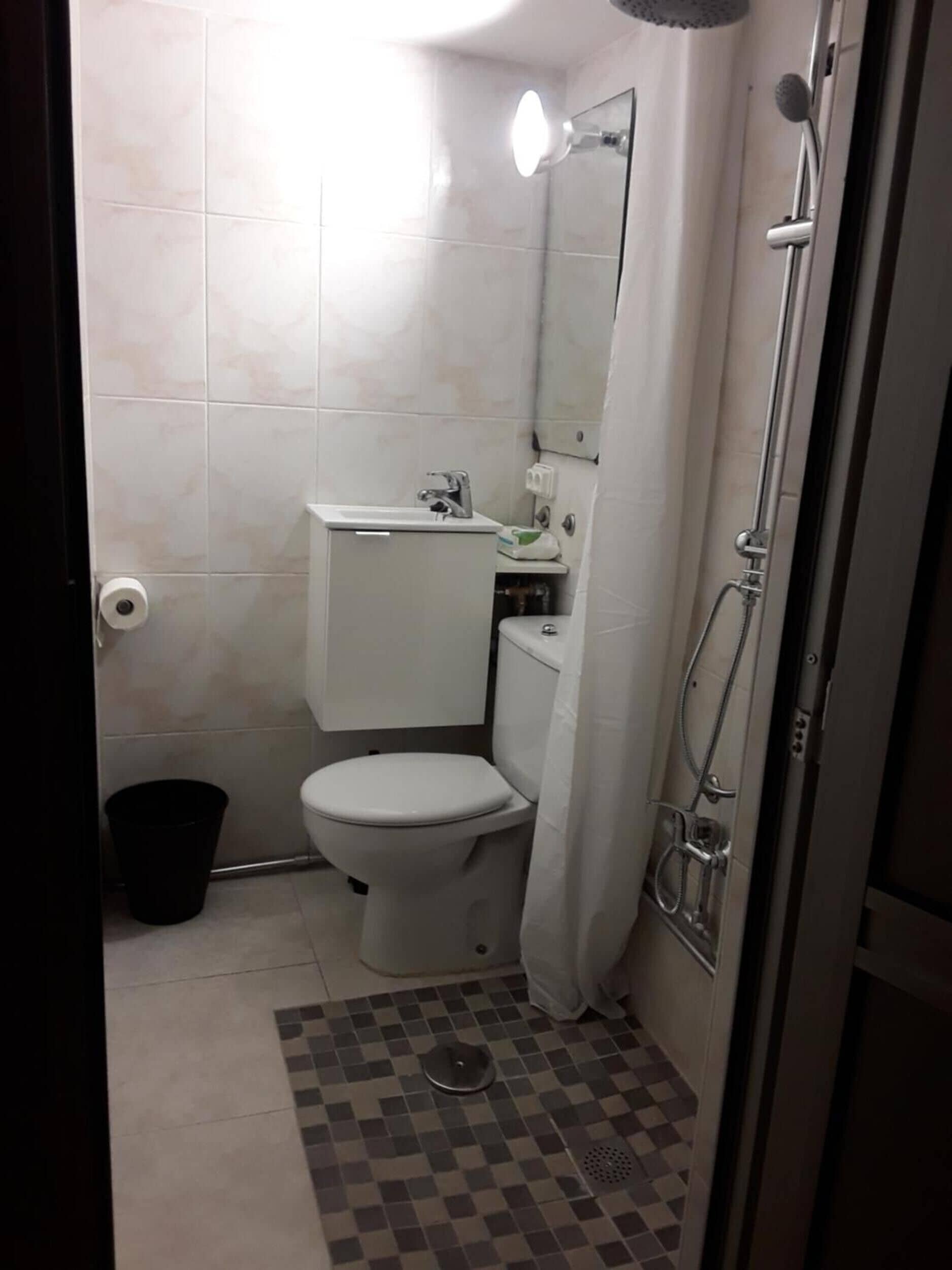 Een douche, een haardroger, handdoeken