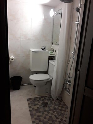 Een douche, een haardroger, handdoeken