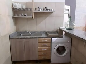 Een koffiezetapparaat/waterkoker, een koelkast, een magnetron