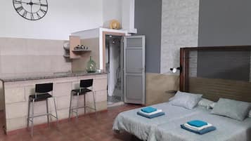 Een strijkplank/strijkijzer, wifi, beddengoed