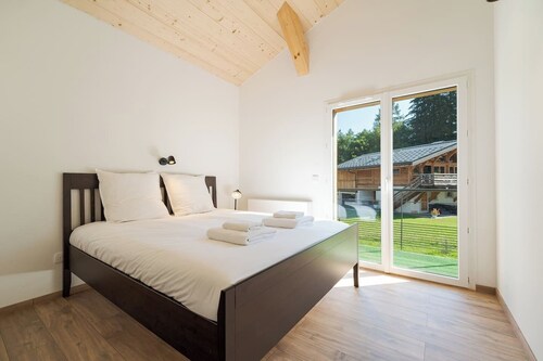 Cimes - Modern, Sleeps 8 | New | Family-Friendly | Quiet Location