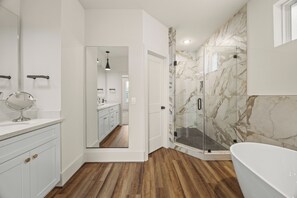 Bathroom - Stylish 3-bedroom house in Houston Great Location - Near Med Center, Energy (Houston)