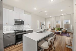 Private kitchen - Stylish 3-bedroom house in Houston Great Location - Near Med Center, Energy (Houston)
